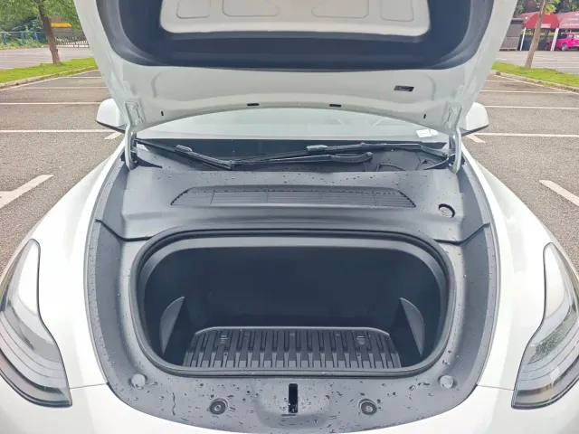 Tesla Model Y — Фото автомобиля 17