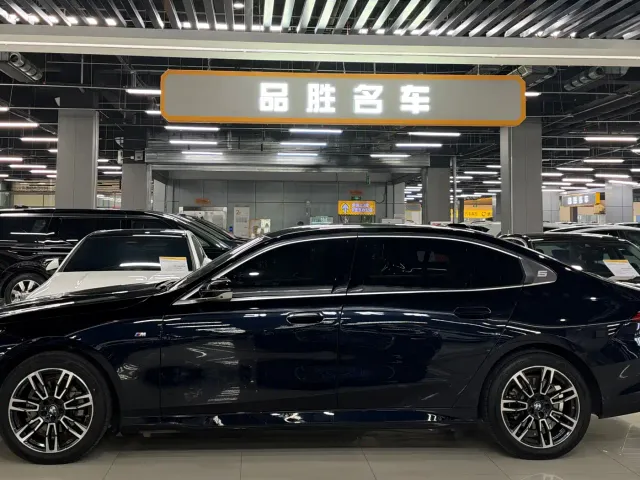 BMW 5 Series — Фото автомобиля 3