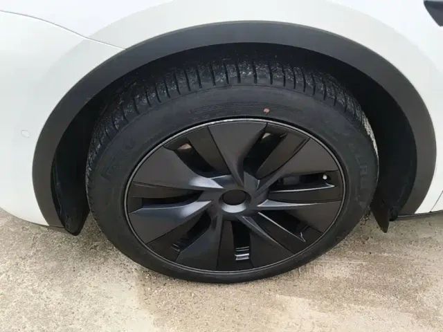 Tesla Model Y — Фото автомобиля 22