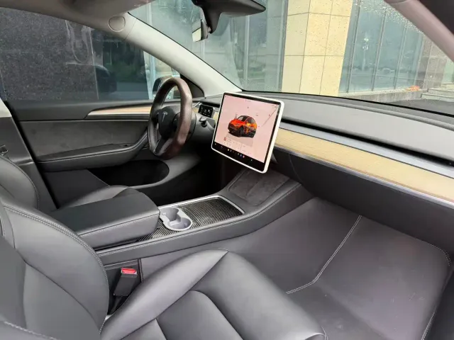 Tesla Model Y — Фото автомобиля 8