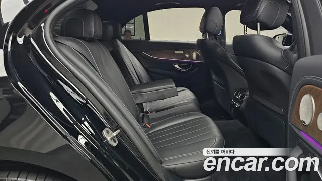 Mercedes-Benz E-Class — Фото автомобиля 24