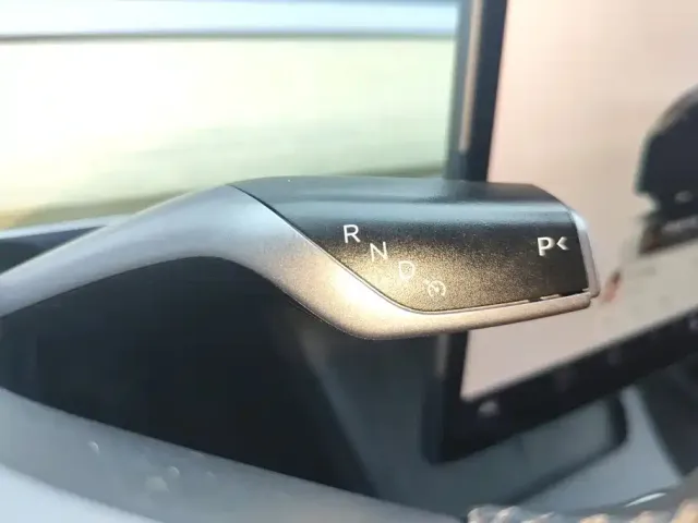 Tesla Model Y — Фото автомобиля 16