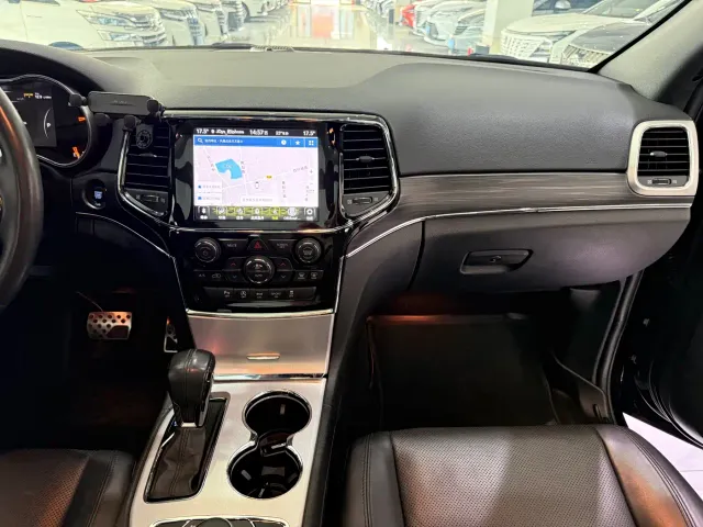 Jeep Grand Cherokee — Фото автомобиля 14