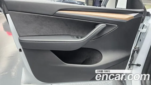 Tesla Model Y — Фото автомобиля 13
