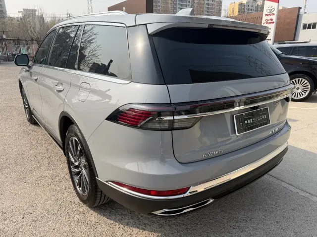 Lincoln Aviator — Фото автомобиля 4