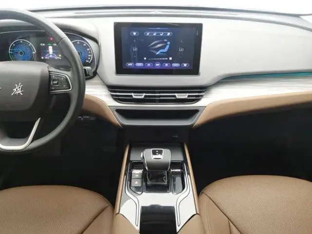 Hongqi E-QM5 — Фото автомобиля 16