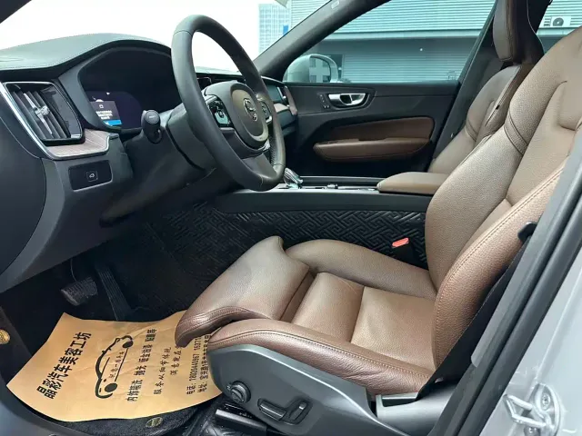 Volvo XC60 — Фото автомобиля 7