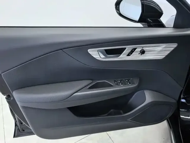 Hongqi E-QM5 — Фото автомобиля 7