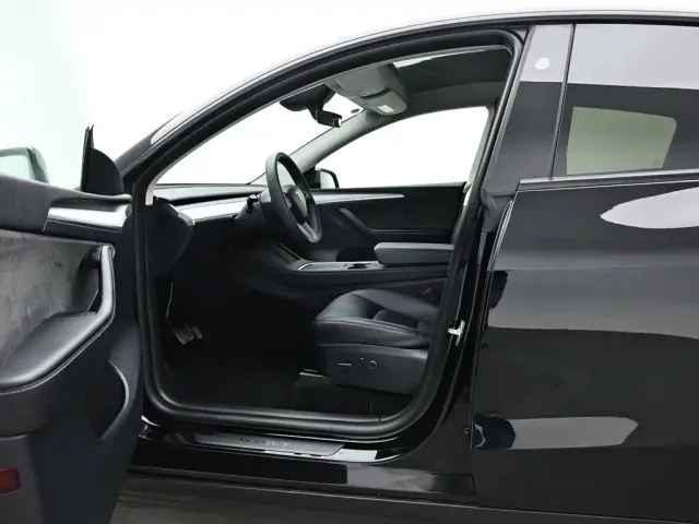 Tesla Model Y — Фото автомобиля 10