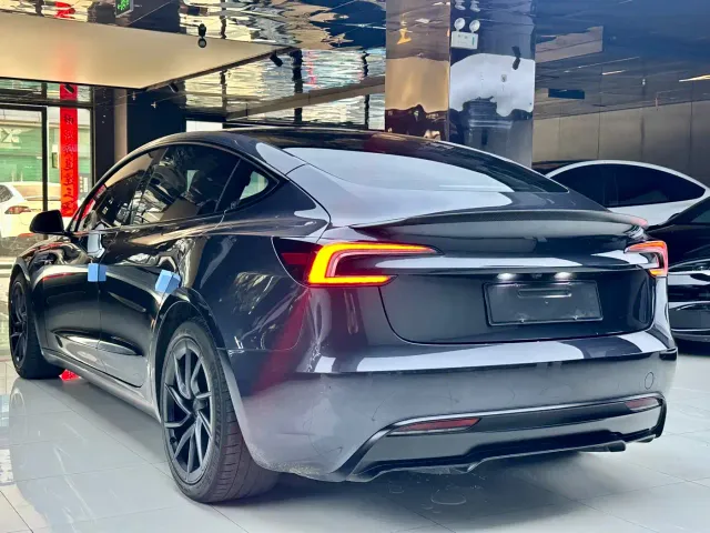 Tesla Model 3 — Фото автомобиля 14