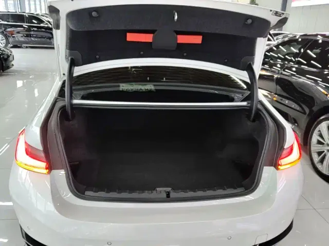 BMW BMW i3 2023 eDrive 40 L Shadowline Package — Фото автомобиля 18