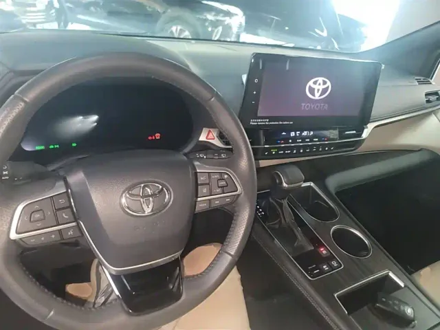 Toyota Sienna — Фото автомобиля 9