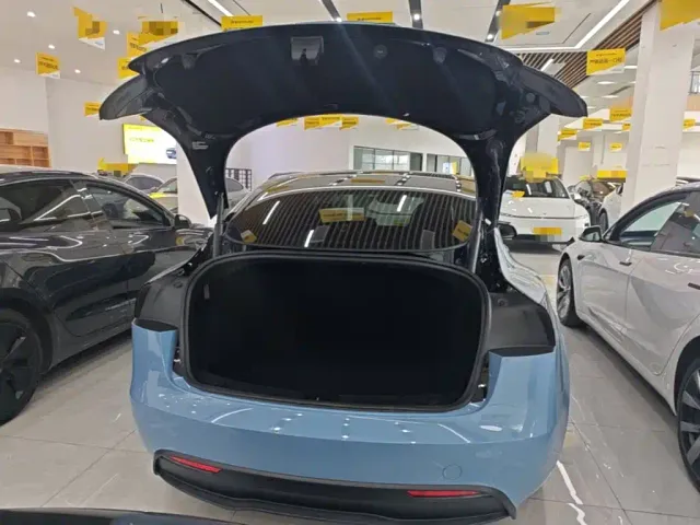 Tesla Model 3 — Фото автомобиля 18