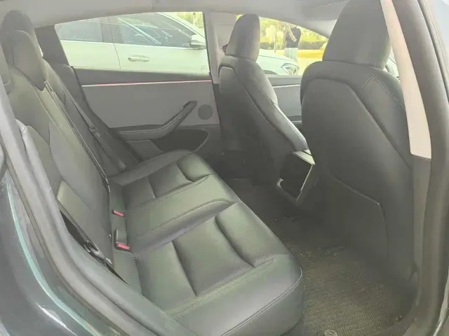 Tesla Model 3 — Фото автомобиля 10