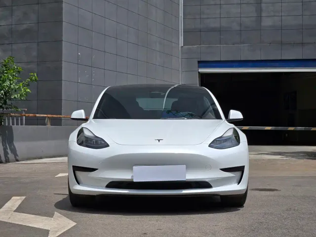 Tesla Model 3 — Фото автомобиля 4