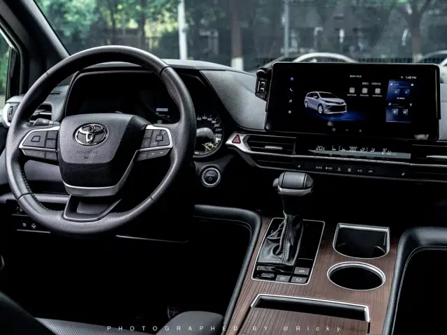 Toyota Sienna — Фото автомобиля 5