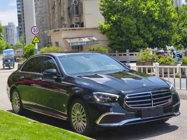 Mercedes-Benz E-Class — Фото автомобиля 3