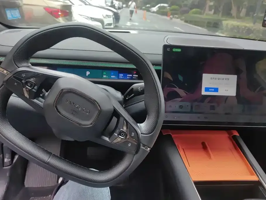 Lynk & Co Lynk & Co 10 EM-P 2025 Facelift 240 AWD Ultra — Фото автомобиля 12