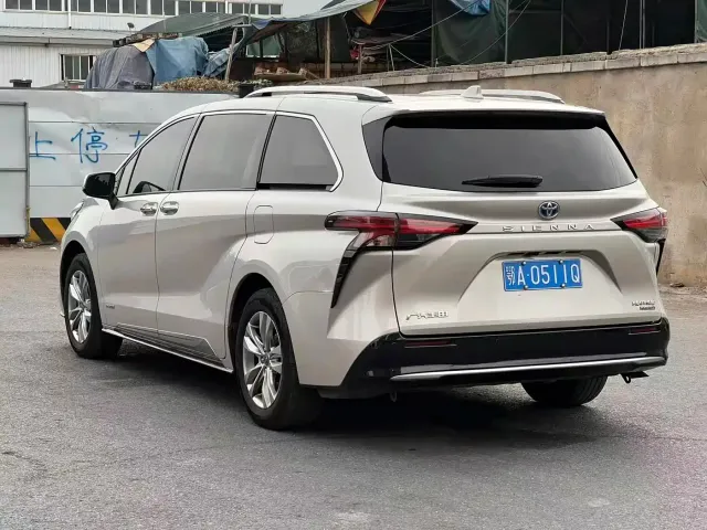 Toyota Sienna — Фото автомобиля 18