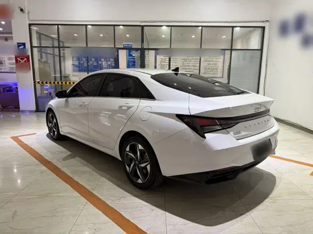 Hyundai Elantra — Фото автомобиля 12