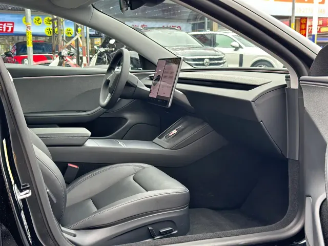 Tesla Model 3 — Фото автомобиля 14