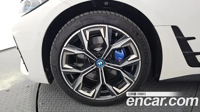 BMW i4 — Фото автомобиля 5