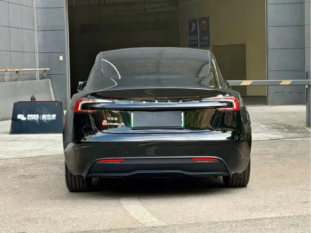 Tesla Model 3 — Фото автомобиля 5