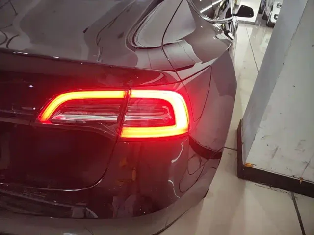 Tesla Model 3 — Фото автомобиля 7