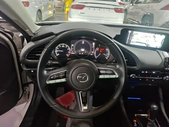 Mazda Axela — Фото автомобиля 10