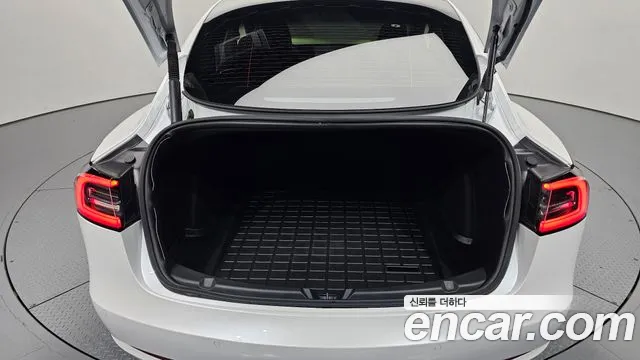 Tesla Model 3 — Фото автомобиля 29