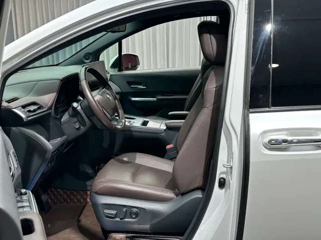 Toyota Sienna — Фото автомобиля 9