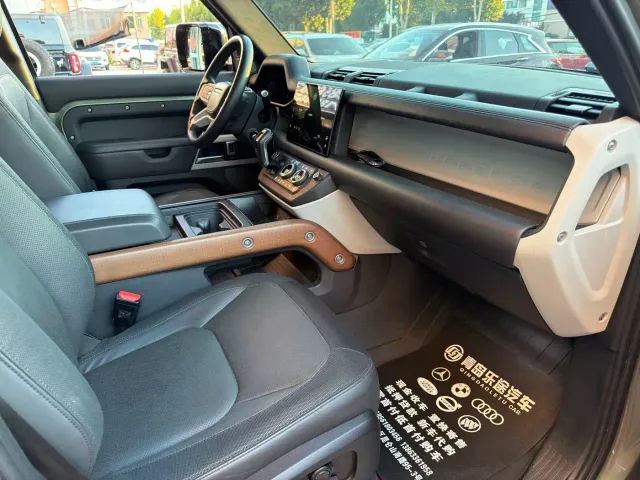 Land Rover Defender — Фото автомобиля 10