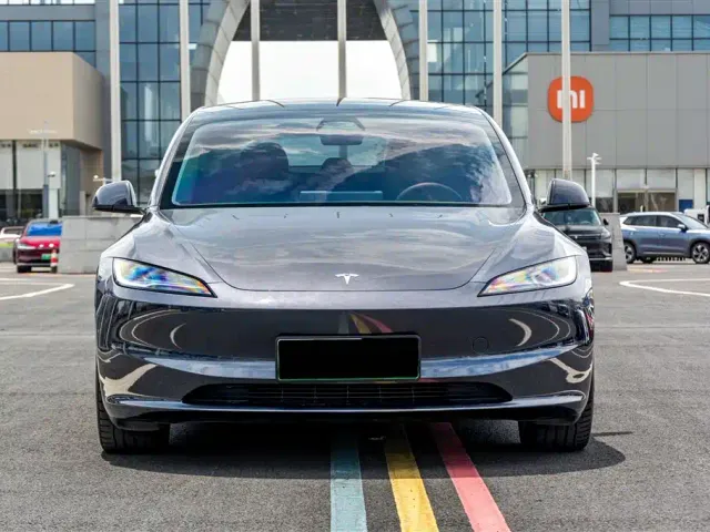 Tesla Model 3 — Фото автомобиля 2