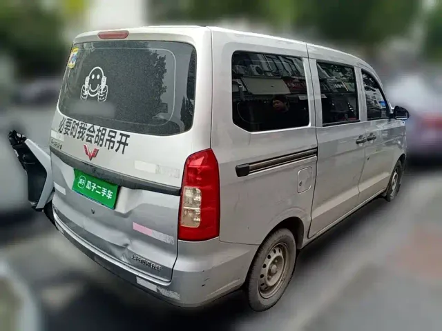 Wuling Hongguang V — Фото автомобиля 4