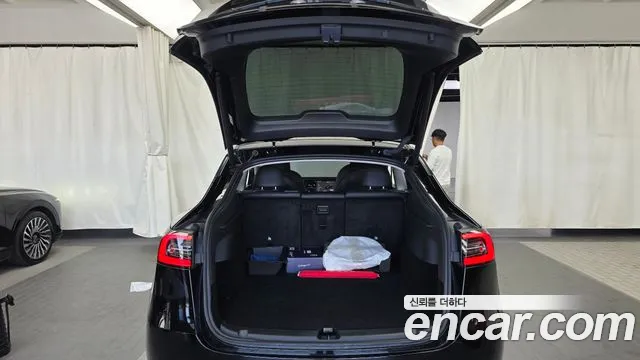 Tesla Model Y — Фото автомобиля 26