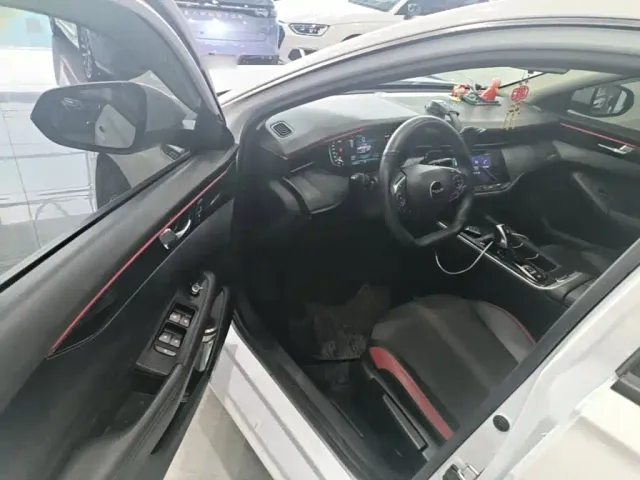 Dongfeng Yixuan MAX — Фото автомобиля 15
