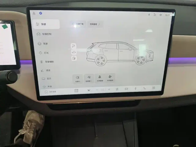Volvo XC70 Plug-in Hybrid — Фото автомобиля 12