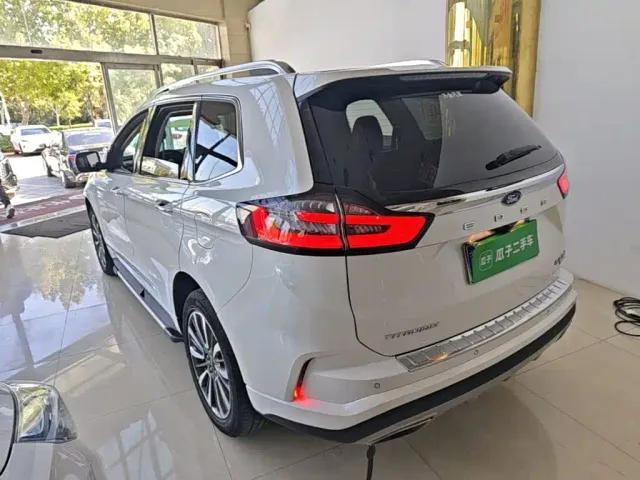 Ford Edge — Фото автомобиля 4