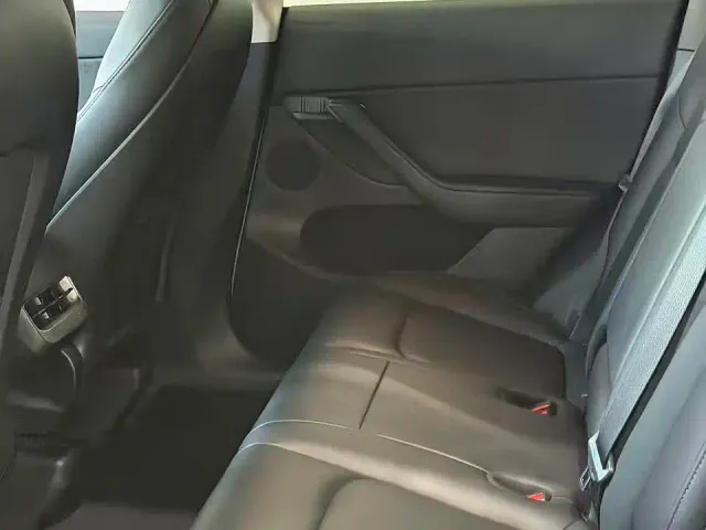 Tesla Model Y — Фото автомобиля 13