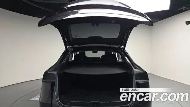 Tesla Model Y — Фото автомобиля 26