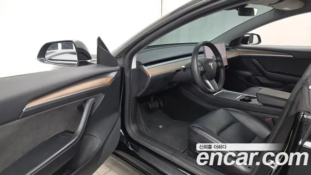 Tesla Model 3 — Фото автомобиля 15