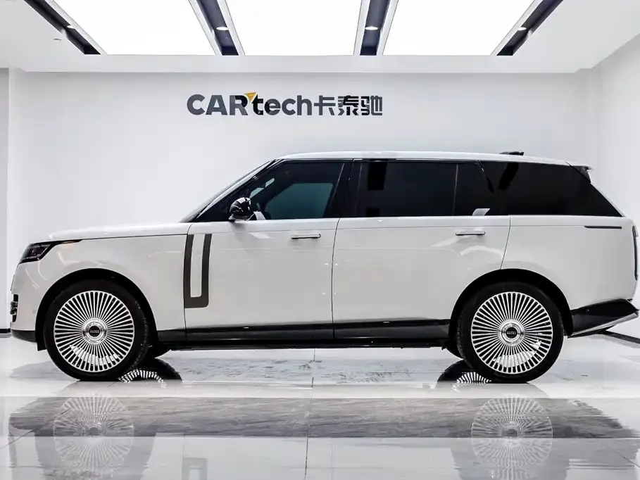 Land Rover Range Rover 2023 3.0 L6 400PS Golden Age 7-Seater Long Wheelbase — Фото автомобиля 3