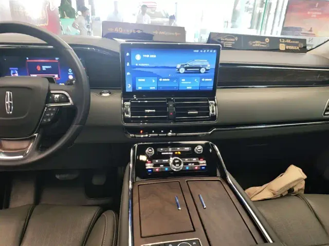 Lincoln Navigator — Фото автомобиля 12