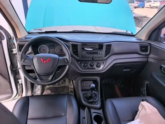 Wuling Hongguang V — Фото автомобиля 9