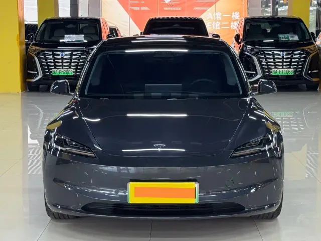 Tesla Model 3 — Фото автомобиля 2