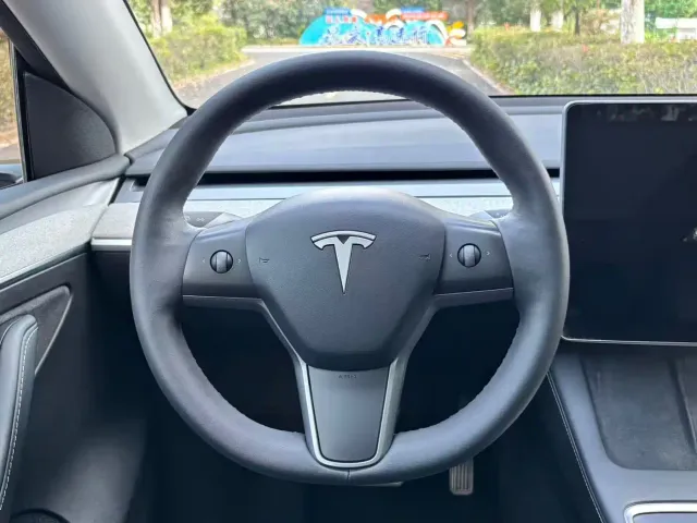Tesla Model Y — Фото автомобиля 11