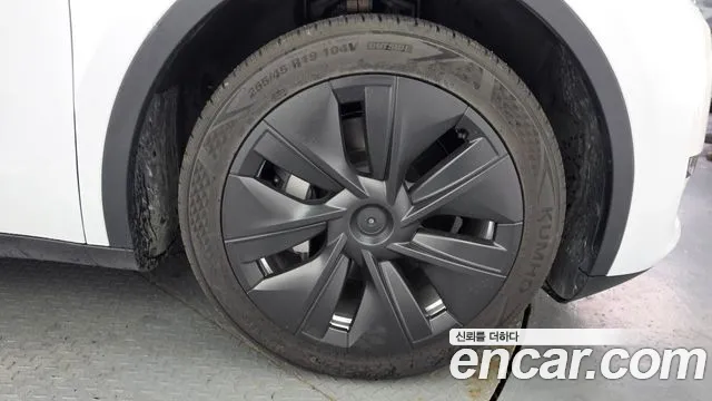 Tesla Model Y — Фото автомобиля 5