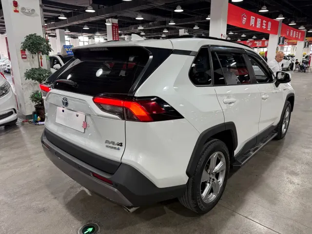 Toyota RAV4 — Фото автомобиля 5