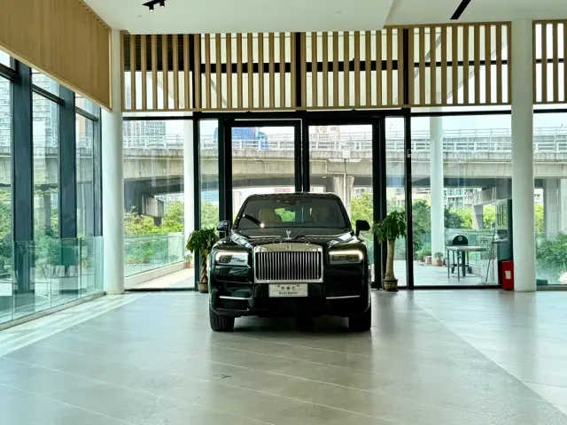 Rolls-Royce Cullinan — Фото автомобиля 2