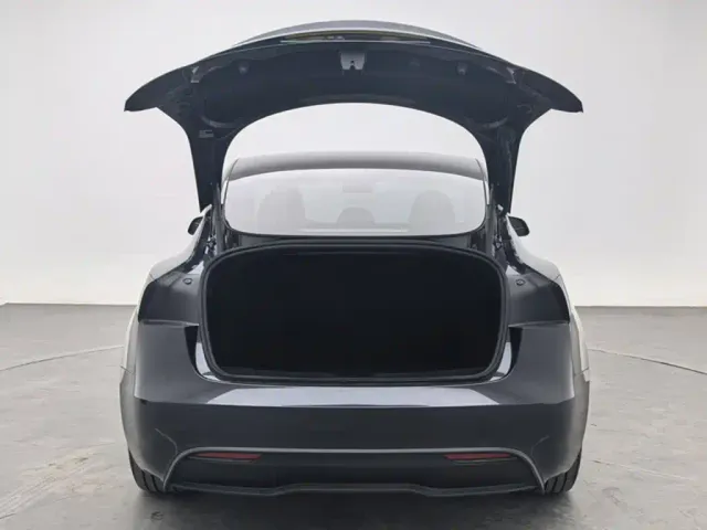 Tesla Model 3 — Фото автомобиля 9
